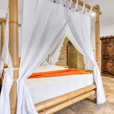 Villa Near Valencia 17pax, Pool, Cinema, Bbq, Kidsroom Manises