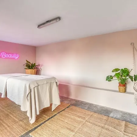 Villa Near Valencia 17pax, Pool, Cinema, Bbq, Kidsroom *