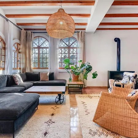 Near Valencia 17pax, Pool, Cinema, Bbq, Kidsroom Villa Manises